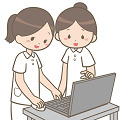 パソコンを見る女性職員2人